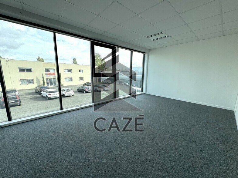 Office in Lormont for lease - Interior Photo - Image 2 of 6