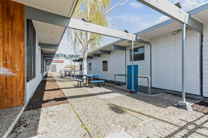 611 W Columbia St, Pasco, WA à vendre - Photo du bâtiment - Image 1 de 30