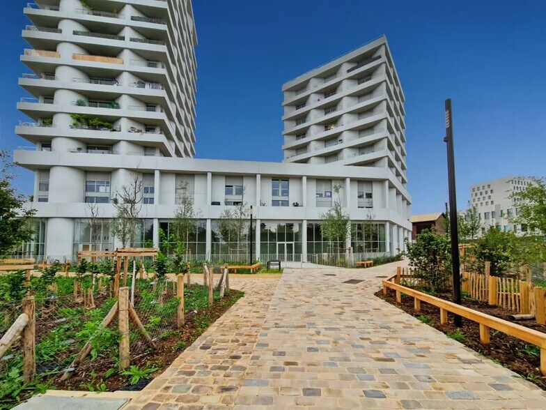 Commerce de détail dans Ivry-sur-Seine à louer - Photo du bâtiment - Image 1 de 7