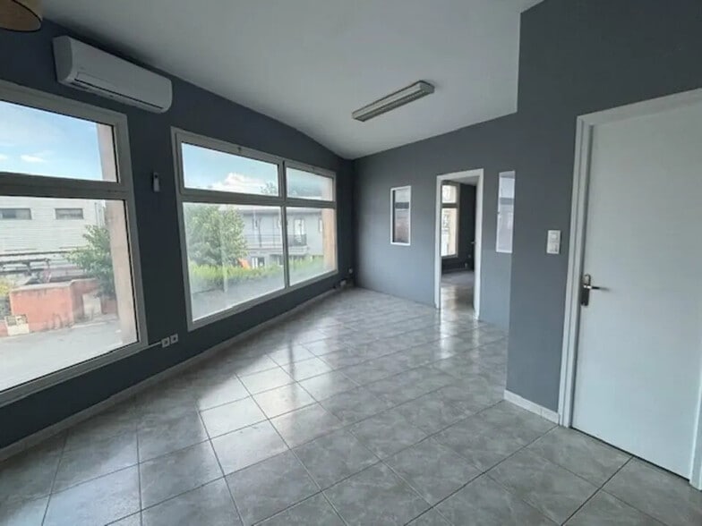 Retail in Gardanne for lease - Interior Photo - Image 1 of 8