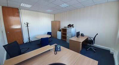 Hunts Rise, Swindon for lease Interior Photo- Image 1 of 5