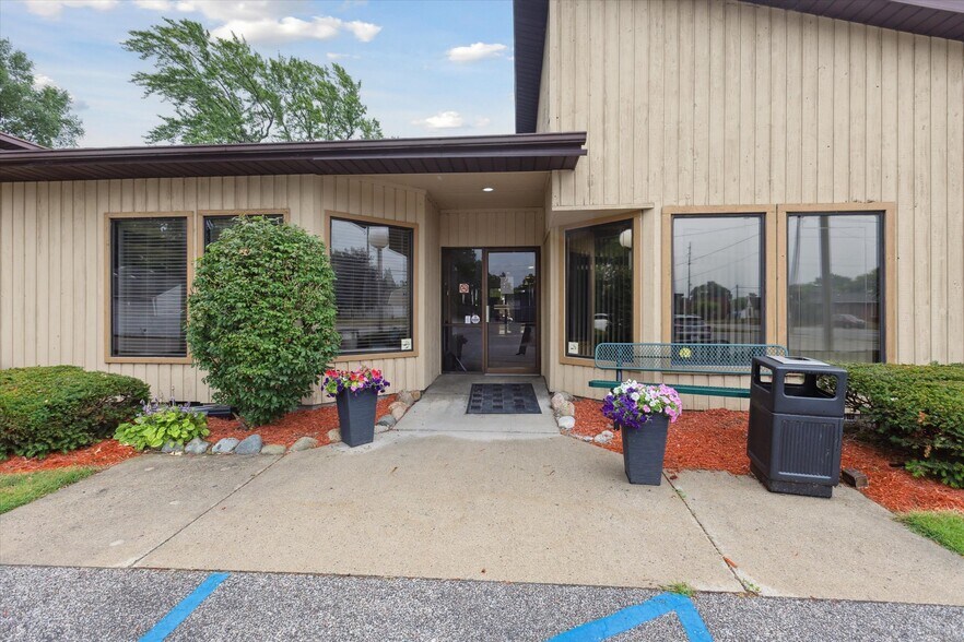 615 S Euclid Ave, Bay City, MI à vendre - Photo du bâtiment - Image 3 de 60