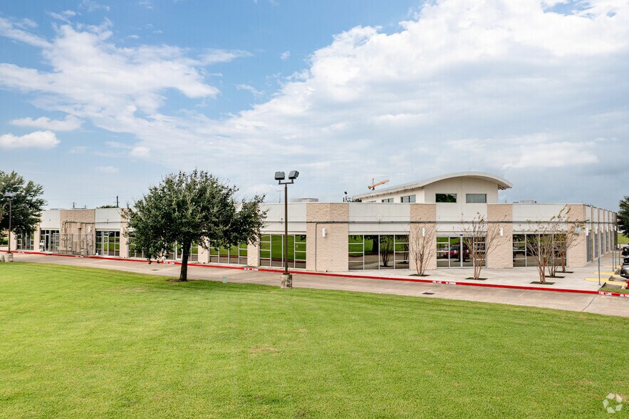 1010 W Baker Rd, Baytown, TX à louer - Photo principale - Image 1 de 6