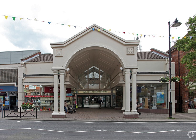 Fleet Rd, Fleet à louer - Photo principale - Image 1 de 11