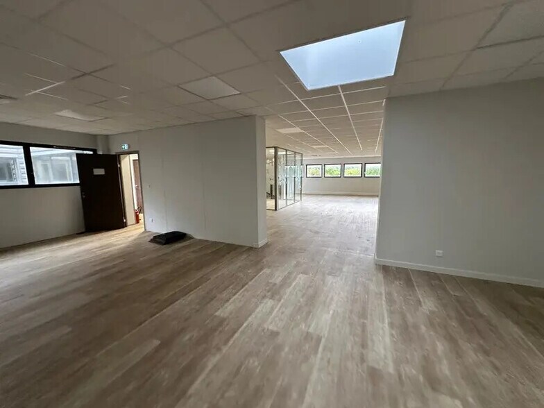 Bureau dans Rillieux-la-Pape à louer - Photo du bâtiment - Image 3 de 10