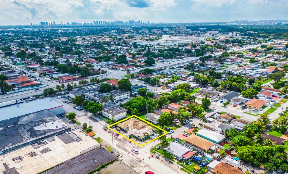 444 W 17th St, Hialeah, FL for sale - Primary Photo - Image 1 of 6