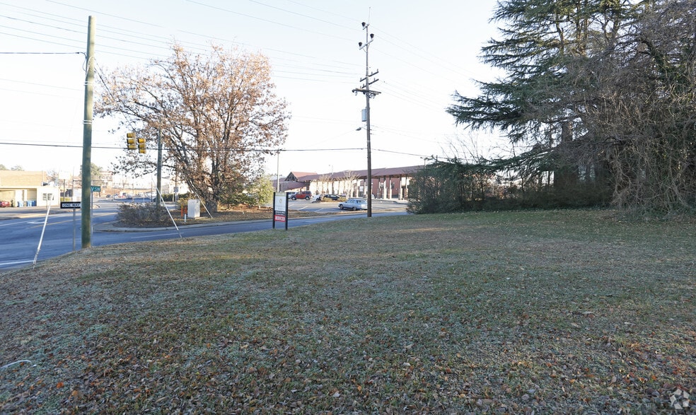 2nd Ave & 3rd St, Hickory, NC à vendre - Photo du bâtiment - Image 2 de 2