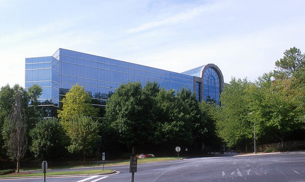 100 Ashford Ctr N, Atlanta, GA à louer - Photo du bâtiment - Image 2 de 19