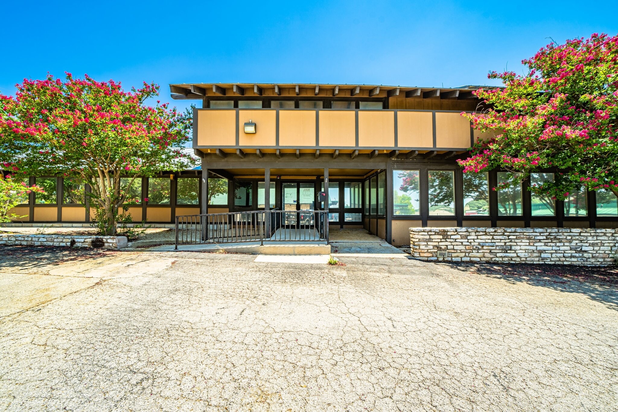 2125 Sidney Baker St, Kerrville, TX for sale Primary Photo- Image 1 of 29