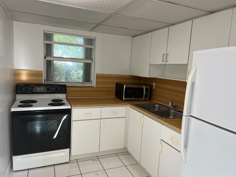5475 NE 1st Ave, Miami, FL à vendre - Photo du bâtiment - Image 2 de 4