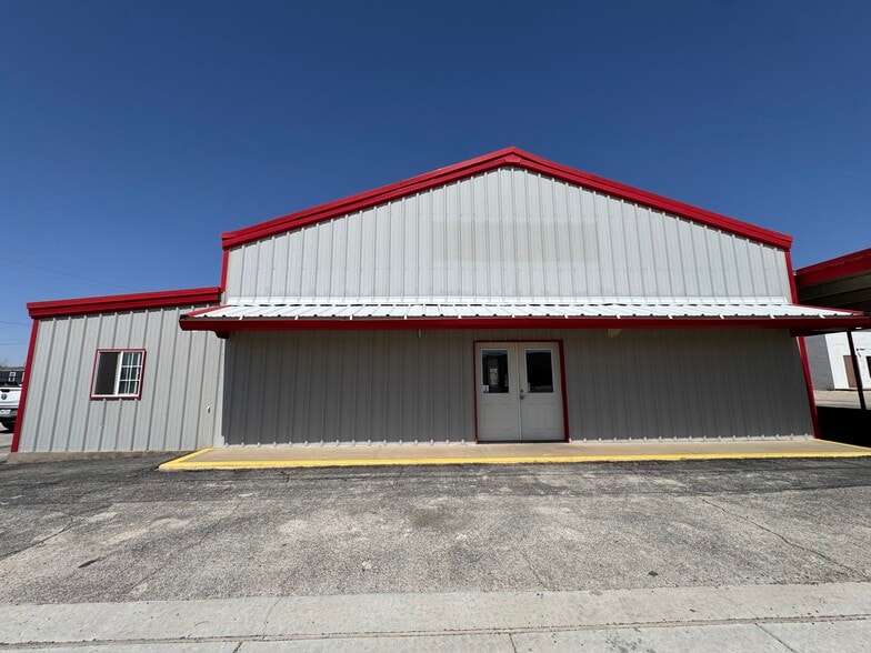 223 Pine St, Kermit, TX for lease - Primary Photo - Image 1 of 9