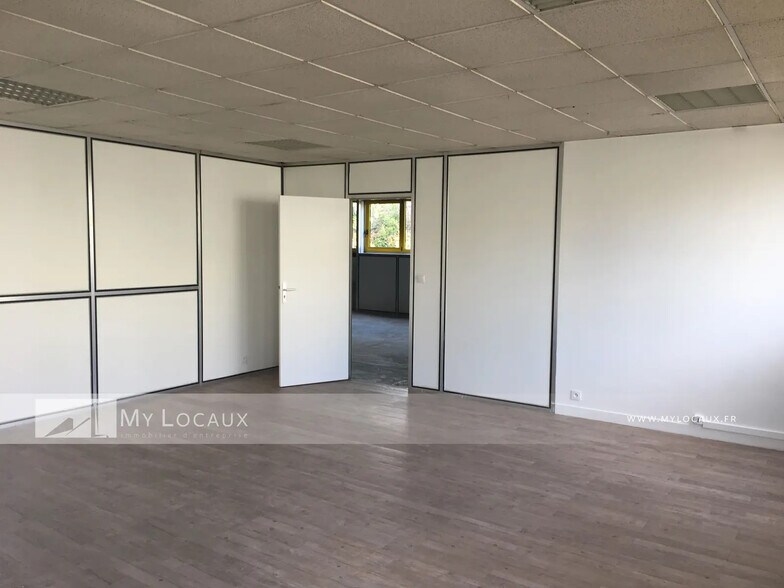 Industrial in Le Blanc-Mesnil for lease - Interior Photo - Image 2 of 4