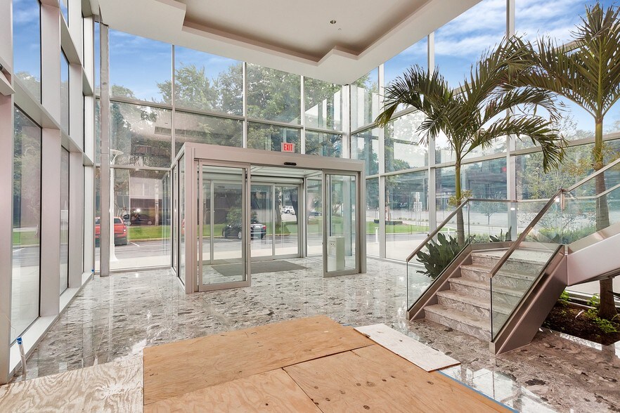 611 W Hartsdale Ave, White Plains, NY à louer - Hall d’entrée - Image 2 de 18