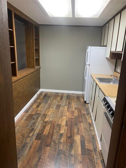 101 Longview Dr, Russellville, KY à vendre - Photo du bâtiment - Image 2 de 18
