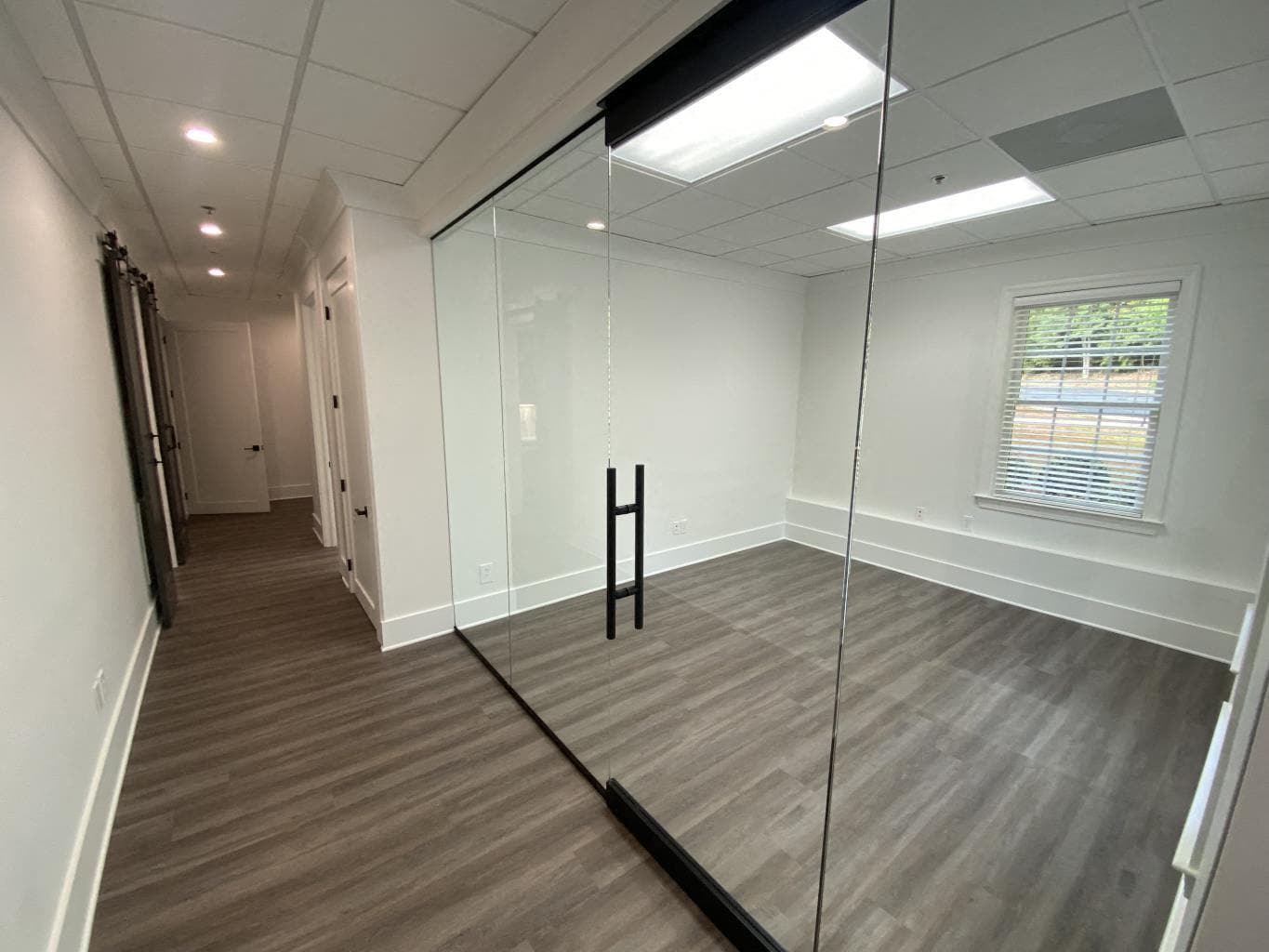 295 W Crossville Rd, Roswell, GA à louer Photo intérieure- Image 1 de 10