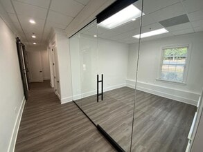 295 W Crossville Rd, Roswell, GA à louer Photo intérieure- Image 1 de 10