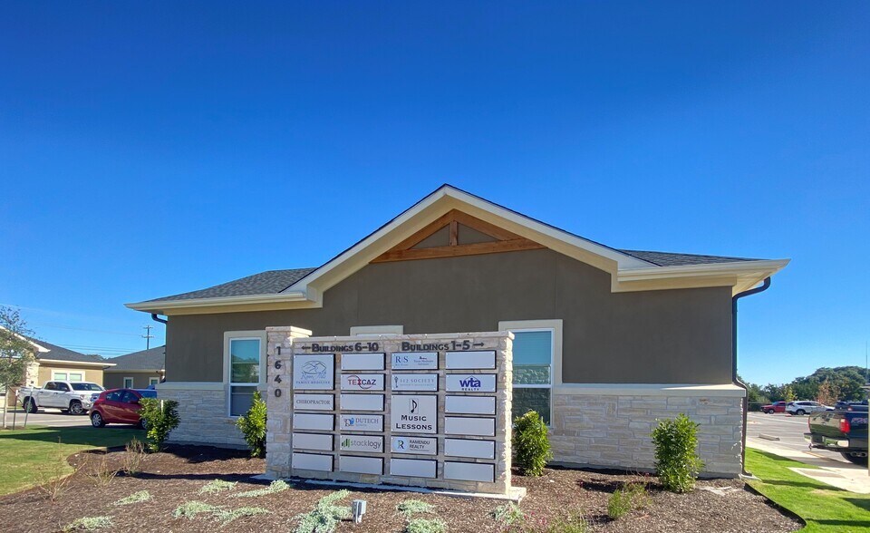 1640 Highland Falls Dr, Leander, TX à vendre - Photo du bâtiment - Image 3 de 22