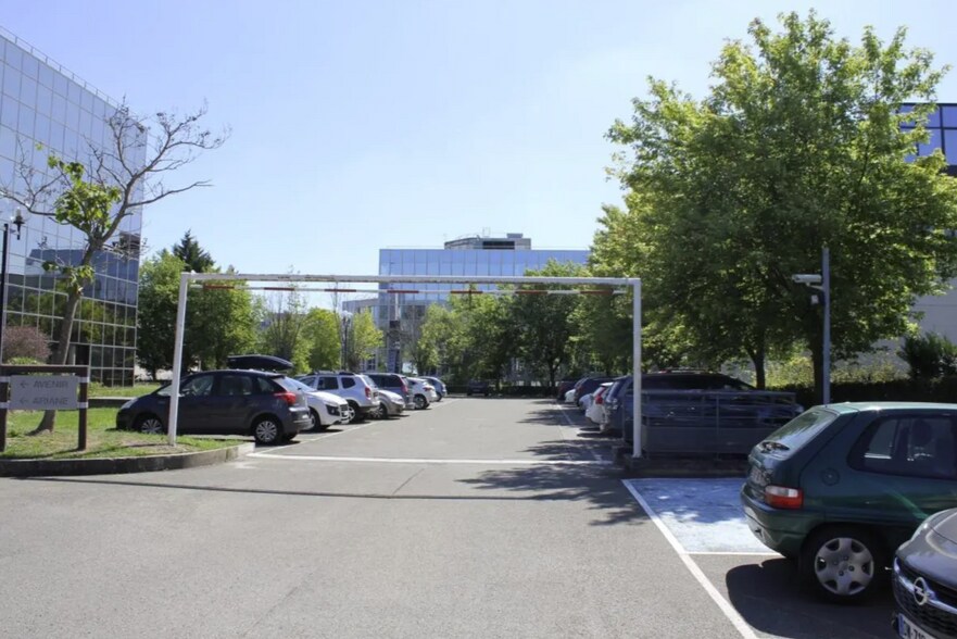 18 Rue Grange Dame Rose, Vélizy-Villacoublay à louer - Photo du bâtiment - Image 2 de 4