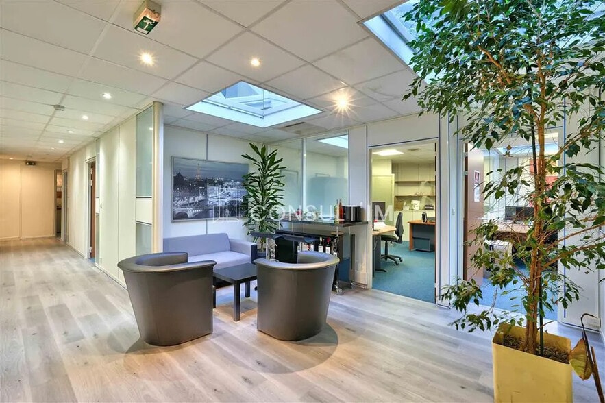 Office in Saint-Cloud for lease - Building Photo - Image 3 of 7
