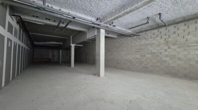 Retail in Ville-d'Avray for lease Interior Photo- Image 2 of 12