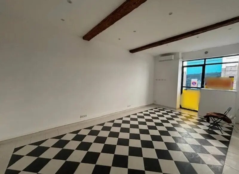 Retail in Nîmes for lease Interior Photo- Image 1 of 5