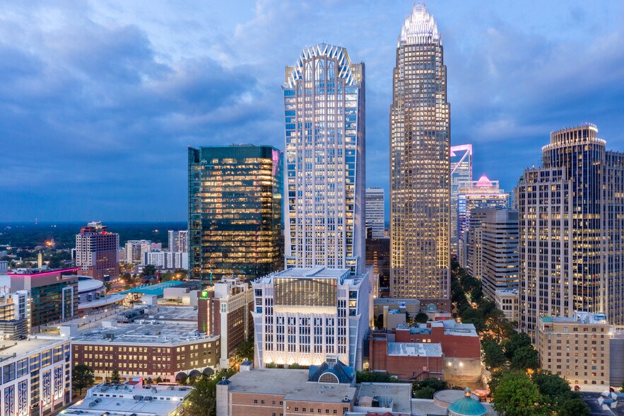 214 N Tryon St, Charlotte, NC à louer - Photo du bâtiment - Image 2 de 10
