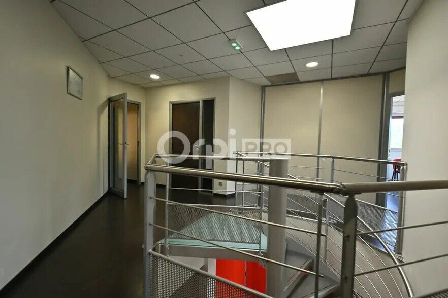Office in Corbas for lease - Interior Photo - Image 3 of 10