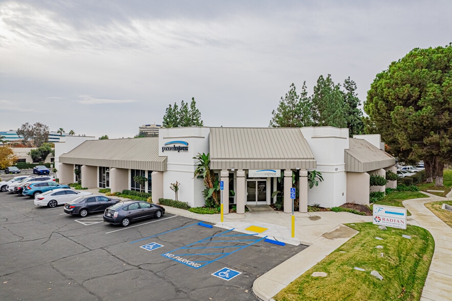 5301 Truxtun Ave, Bakersfield, CA for lease - Primary Photo - Image 1 of 26