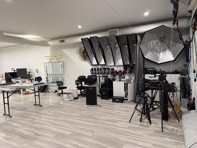1610 W Magnolia Blvd, Burbank, CA for sale - Building Photo - Image 3 of 15