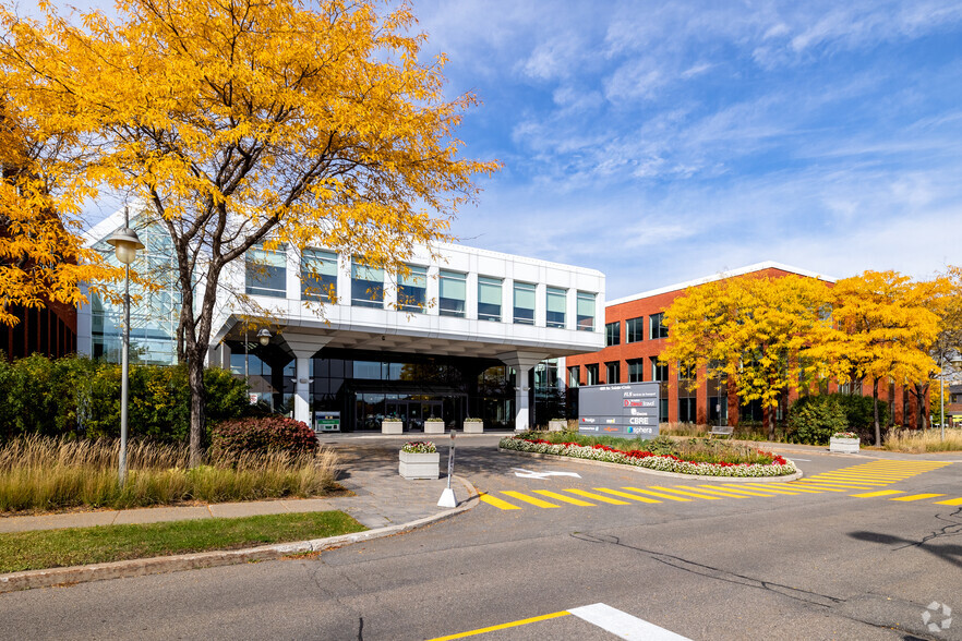 400 Av Sainte-Croix, Saint-Laurent, QC à louer - Photo du b timent - Image 1 de 7