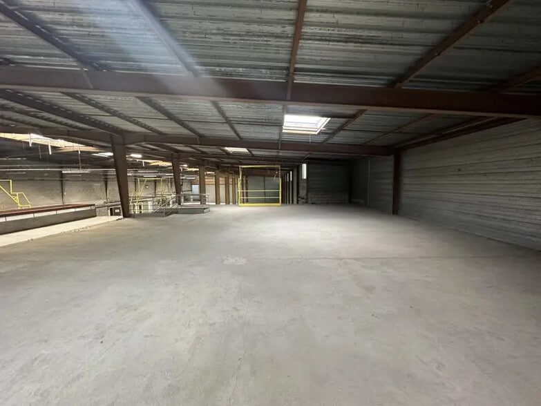 Local d'activités dans Mainvilliers à vendre - Photo du bâtiment - Image 2 de 21