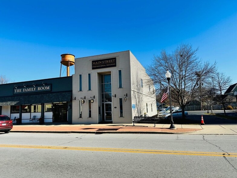 209-211 S Main St, Kouts, IN à louer - Photo du bâtiment - Image 2 de 3