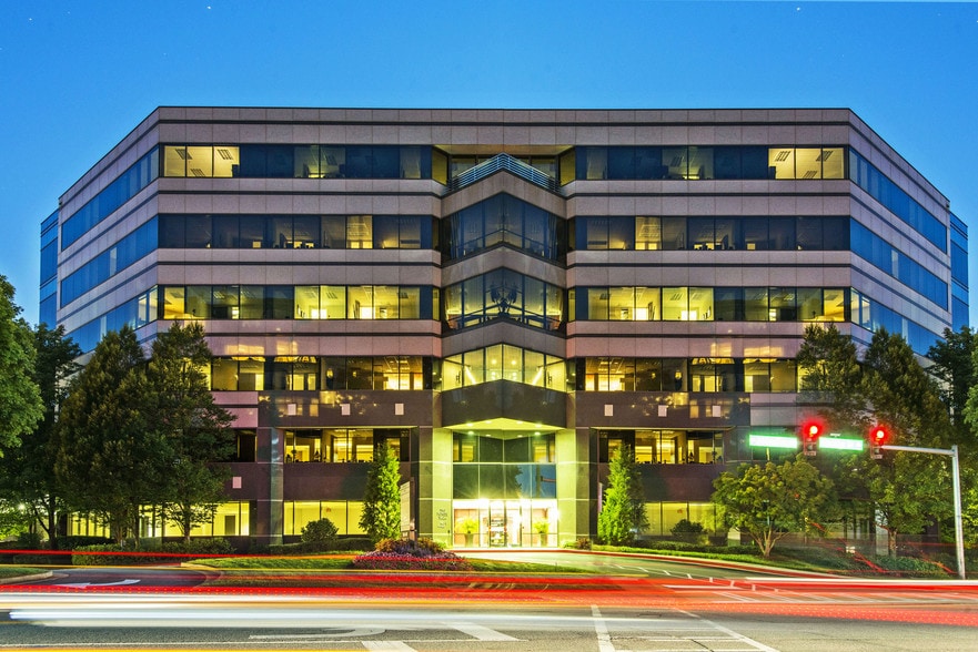 5607 Glenridge Dr NE, Atlanta, GA à louer - Photo principale - Image 1 de 14