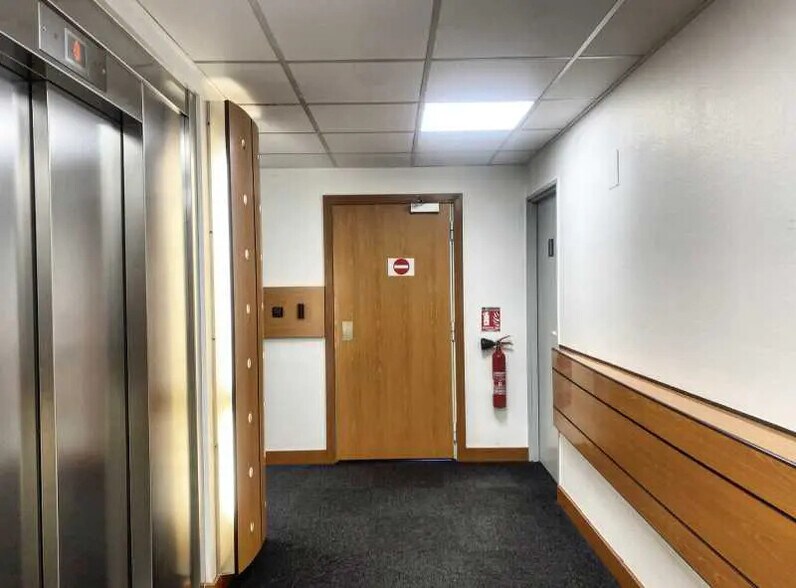 Bureau dans Villeurbanne à louer - Photo du bâtiment - Image 3 de 19