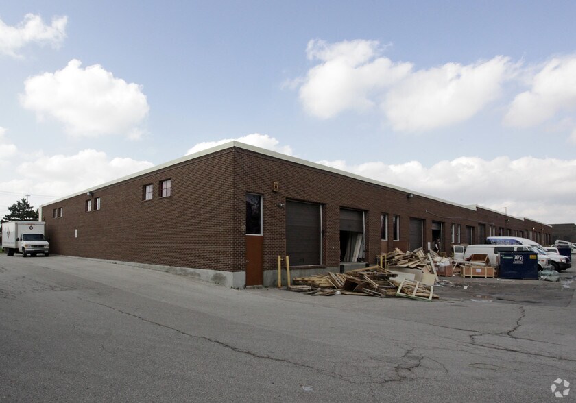 285-311 Norfinch Dr, Toronto, ON à louer - Photo du bâtiment - Image 2 de 3