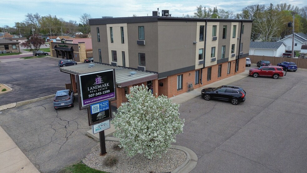 931 E Madison Ave, Mankato, MN à louer - Photo du bâtiment - Image 3 de 17