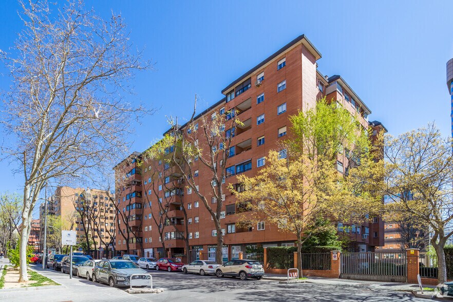 Immeuble residentiel dans Madrid, Madrid à vendre - Photo du bâtiment - Image 2 de 2