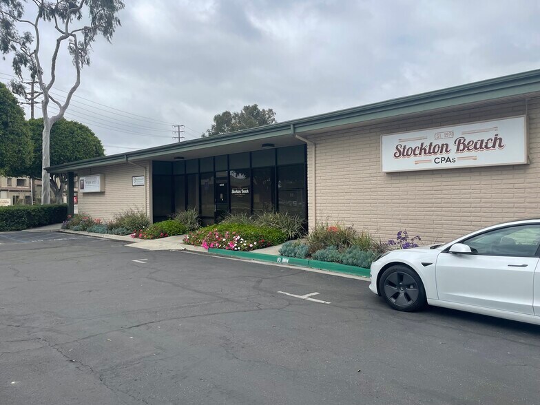 3321-3335 Cerritos Ave, Los Alamitos, CA à louer - Photo du bâtiment - Image 2 de 7