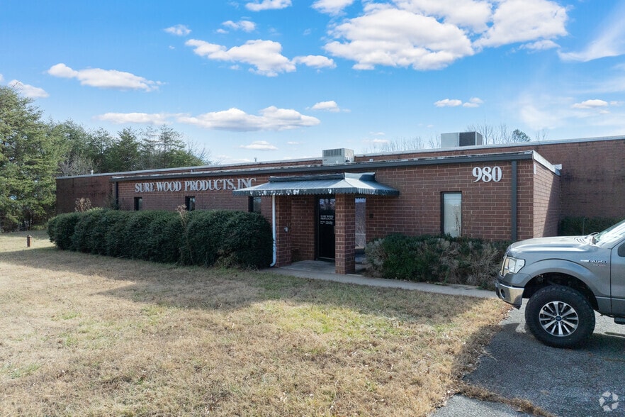 980 3rd Ave SE, Hickory, NC à louer - Photo du bâtiment - Image 1 de 31