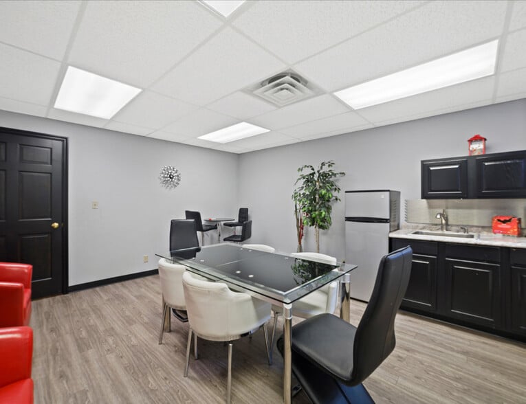 10144 N Port Washington Rd, Mequon, WI for lease - Building Photo - Image 2 of 24