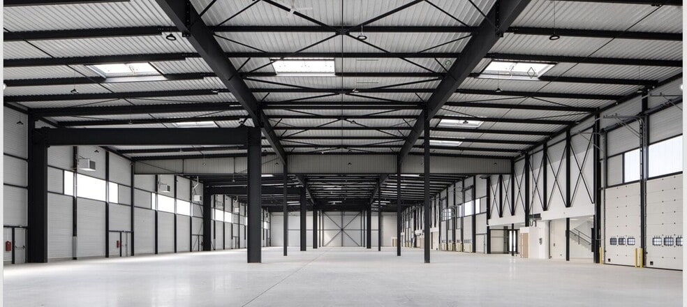 Rue Du Commandant Rolland, Le Bourget for lease - Interior Photo - Image 2 of 4