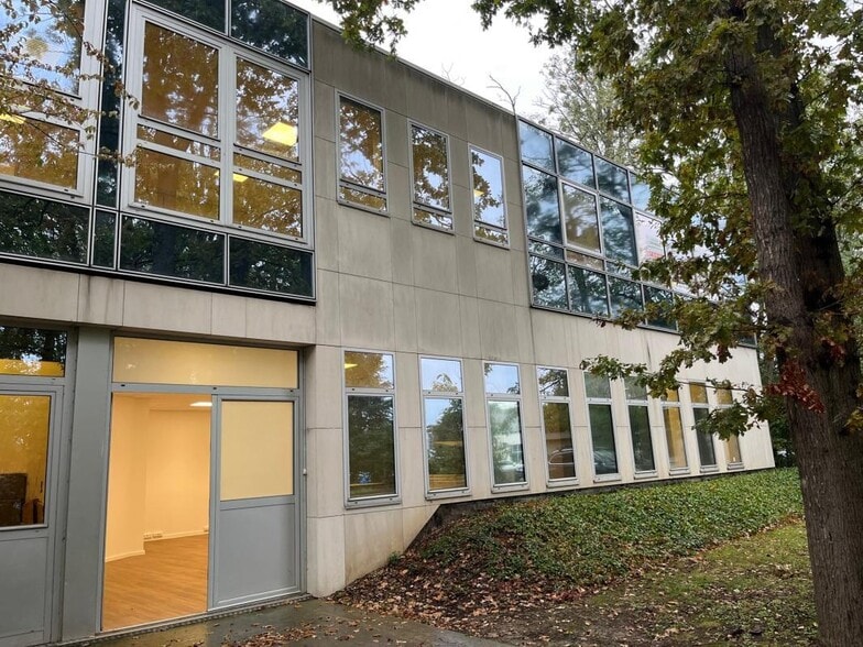 Office in Eragny for sale - Building Photo - Image 3 of 16