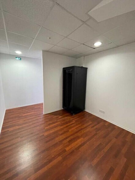 Office in Gradignan for lease - Interior Photo - Image 3 of 10