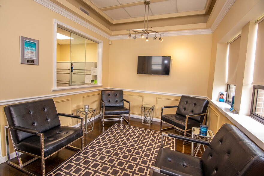 560 Bergen Blvd, Ridgefield, NJ for sale - Lobby - Image 3 of 4