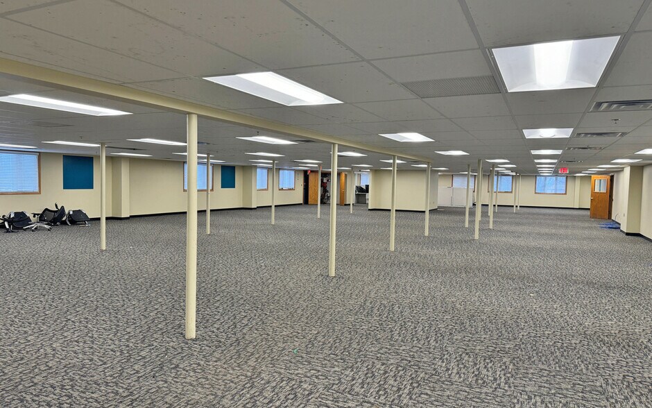 2253 Air Park Rd, Rhinelander, WI à louer - Photo intérieure - Image 3 de 9