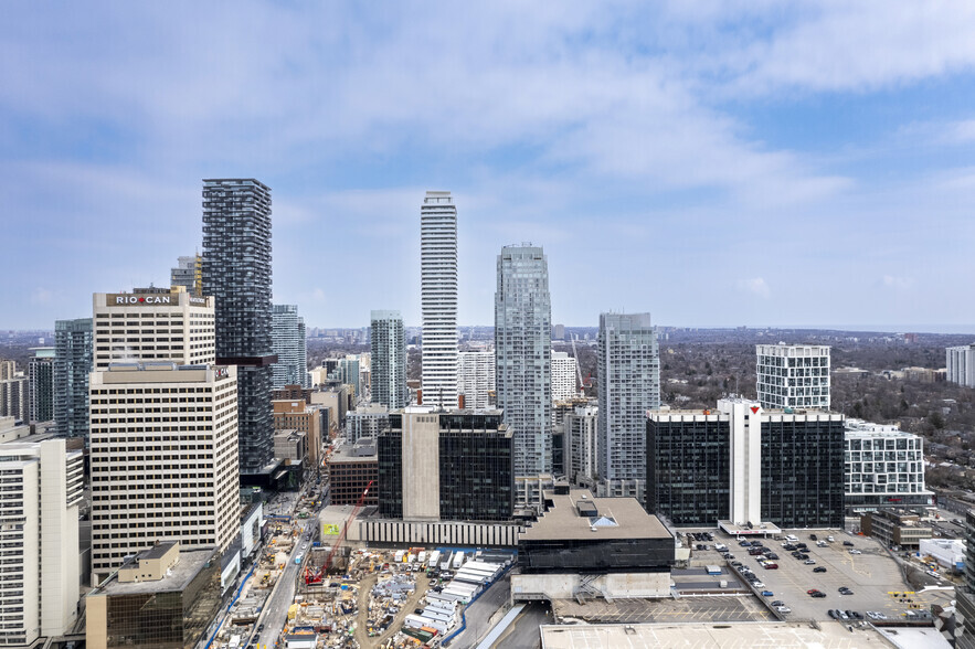 2200 Yonge St, Toronto, ON à louer - Aérien - Image 3 de 3