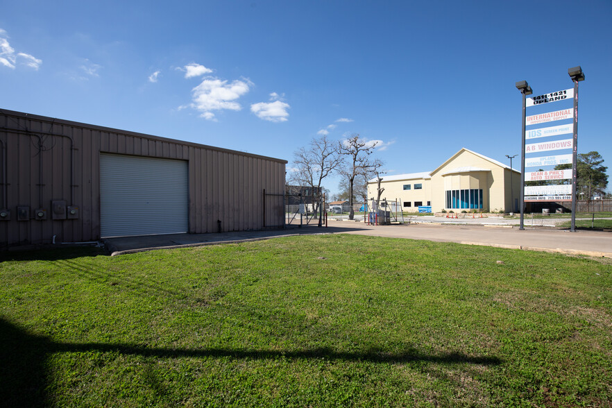 1411 Upland Dr, Houston, TX for lease - Building Photo - Image 2 of 36