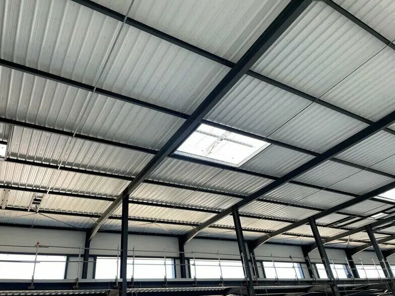 Office in Vaulx-en-Velin for lease - Building Photo - Image 1 of 6