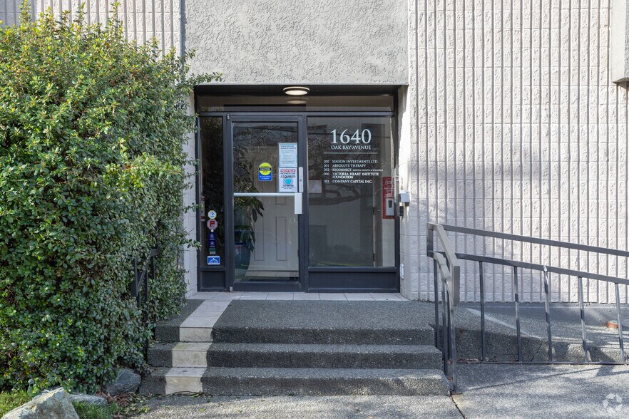1640 Oak Bay Ave, Victoria, BC for lease - Building Photo - Image 2 of 5