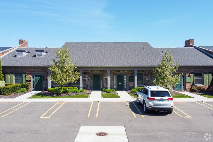 34441 W 8 Mile Rd, Livonia, MI à louer - Photo du bâtiment - Image 3 de 9